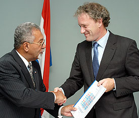 Edsel Jesurun overhandigt het rapport aan Thom de Graaf