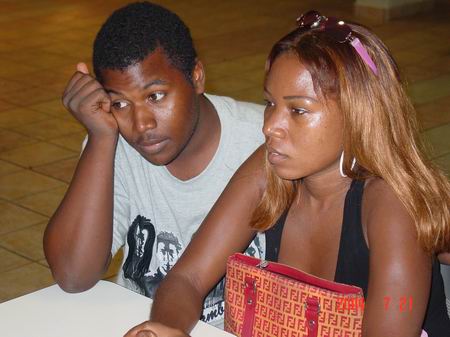 Jonathan en Lucy, op het vliegveld van Santo Domingo