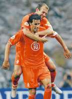 Tegelijkertijd rollen Robben en Van Nistelrooy de Letten op!