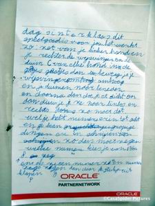 Luchiano schrijft gebruiksaanwijzing voor Sinterklaas. Maar van wat? Klik voor groter.