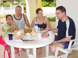 Verjaardagsontbijt op zondagmorgen, met Pascale en Luc!