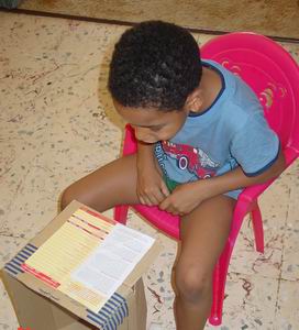 Luchiano leest Funmiles-folder