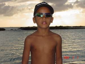 Luchiano leest Funmiles-folder