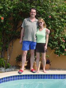 Piet en Verina bij het zwembad van Caribbean Flower