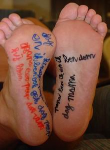 Waarom schrijven kinderen dergelijke dingen op de voeten van hun vaders?