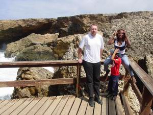 Wim, Lucy en Luchiano bijj Boka Tabla