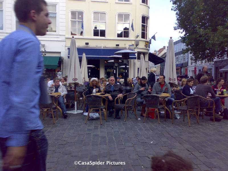 11.10.2008: De Spiders rusten even uit met een Leffe Tripel bij Cafe Vulling in Breda, Keeping up Appearances. Klik voor groter.