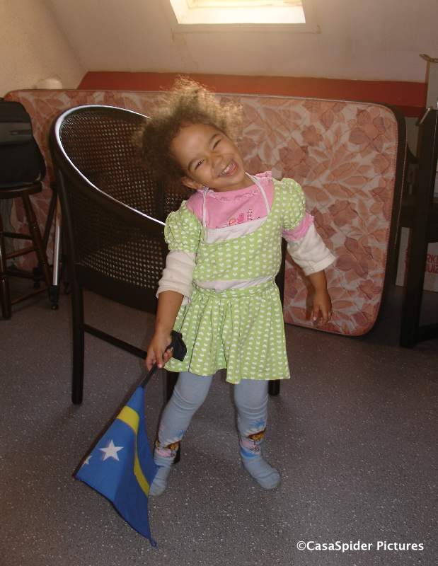27.12.2008: Diana (2) met de vlag van Curacao, door haar de vlag van de sterretjes genoemd. Klik voor groter