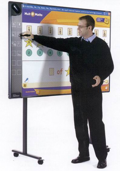 02.09.2008: Juffrouw Wendy (niet op de foto) legt het digitale schoolbord uit in klas 7c/8c van de KBS Sint Jozef te Rijen. Klik voor groter.