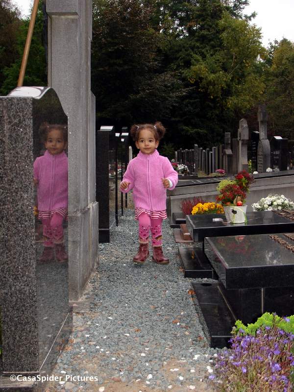 24.09.2008: Het plaatsen van de grafsteen voor mijn moeder Ilka, Diana (2) loopt vrolijk tussen de graven door. Klik voor groter.